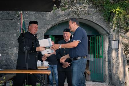 Župan Franc Zdolšek je podelil Monografijo Laškega zaslužnim članom društva pri izgradnji in opremi rudarskega muzeja